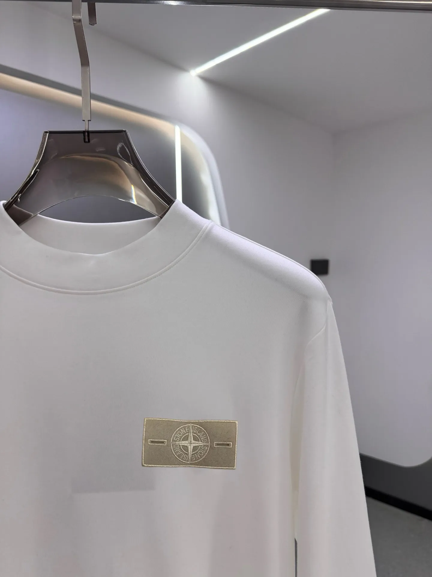 P220 Stone Island 2025 autumn and winter men's latest trade order mid-collar bottoming shirt, in full condition! ! Designed with logo embroidery! Customized 100% pure cotton fabric! Weighing 330g, the upper body is comfortable and breathable, not stiff, and has a rich three-dimensional feel overall. It is a quality export order that meets the simple needs of commuters. The upper body effect is very good, slimming, and not picky about the figure. The fabric workmanship is impeccable. Black White Size: XS-2XL